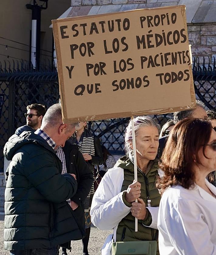 Imagen secundaria 2 - Manifestación de médicos por el centro de León.