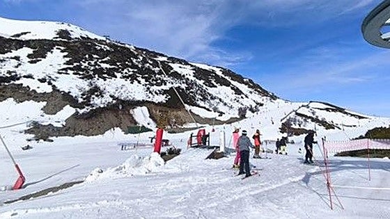 León se pone los esquís en primavera: más de 5.000 personas visitan las estaciones