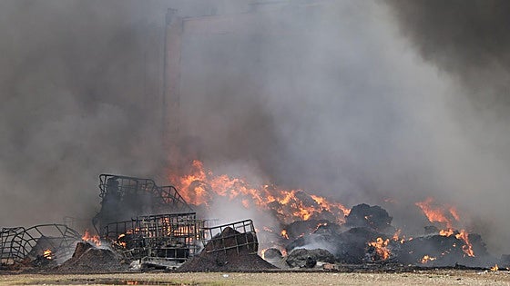 Fin de la emergencia en el incendio de la nave de plásticos de La Bañeza