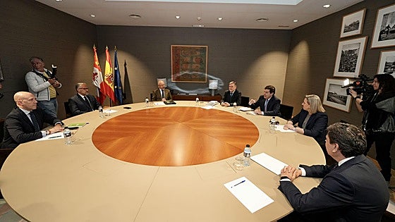 PP y Vox abren la negociación para construir un proyecto «juntos» que les llevará «tiempo» y será «complicado» tenerlo el 14 de abril