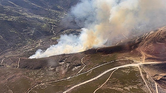 Medios terrestres y aéreos trabajan en la extinción de un incendio en Lomba