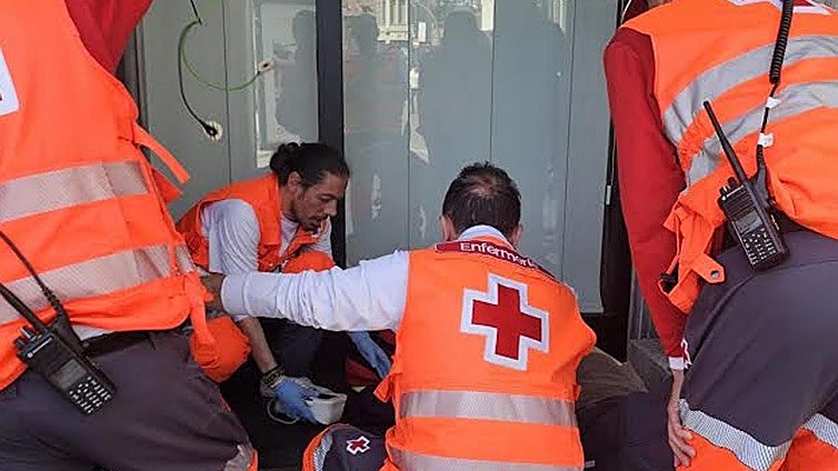 Doce atenciones sanitarias y dos traslados al hospital durante la Procesión de los Pasos