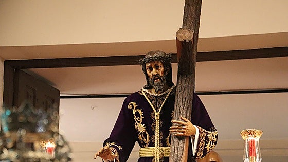 El señor de León, Nuestro Padre Jesús Nazareno, brilla como nunca en su salida de Santa Nonia
