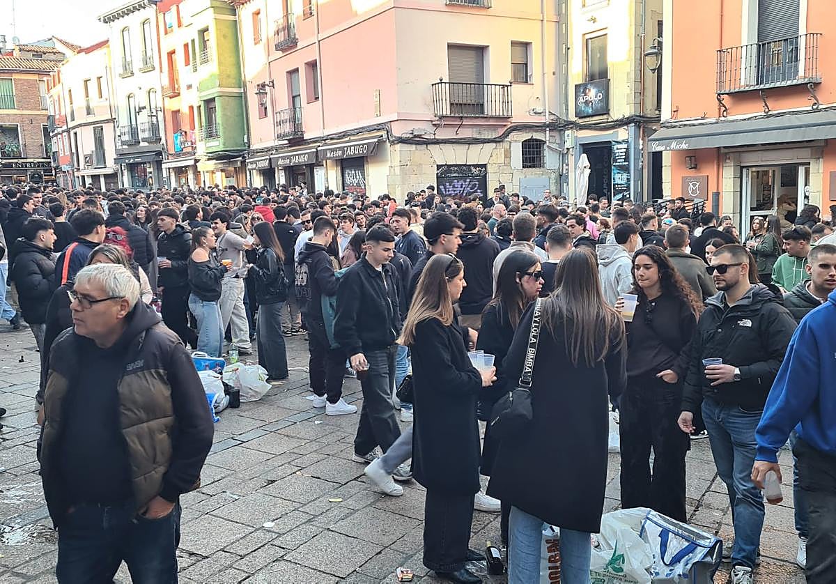 Botellón en la plaza San Martín de León durante la Semana Santa.