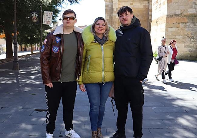 Guzmán, junto a su madre y su hermano.