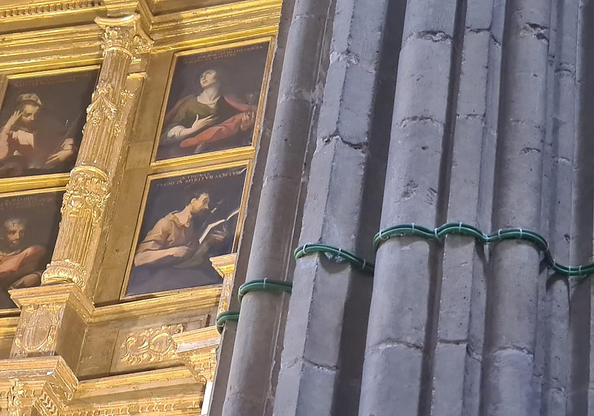 Cables verdes en uno de los pilares del altar mayor.