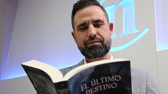 «Con 25 años me hice caballero andante de la Guardia Civil y plasmo en la novela los valores de esfuerzo y lealtad»