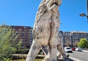 Dos menores y una mujer heridos en un accidente de tráfico en el puente de los Leones