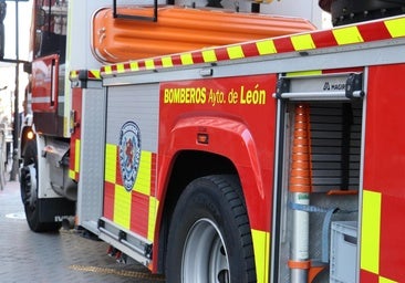 Los bomberos de León se movilizan por el incendio de una furgoneta en marcha