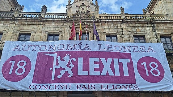 La polémica vuelve al balcón del Ayuntamiento de León: «La pancarta de Lexit es libertad de expresión»