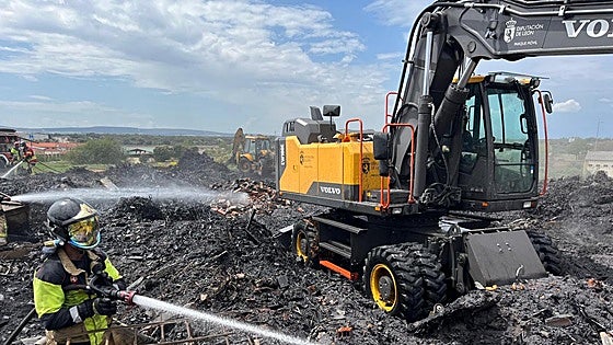 El humo de la nave de plásticos de La Bañeza sigue castigando a los vecinos un mes después