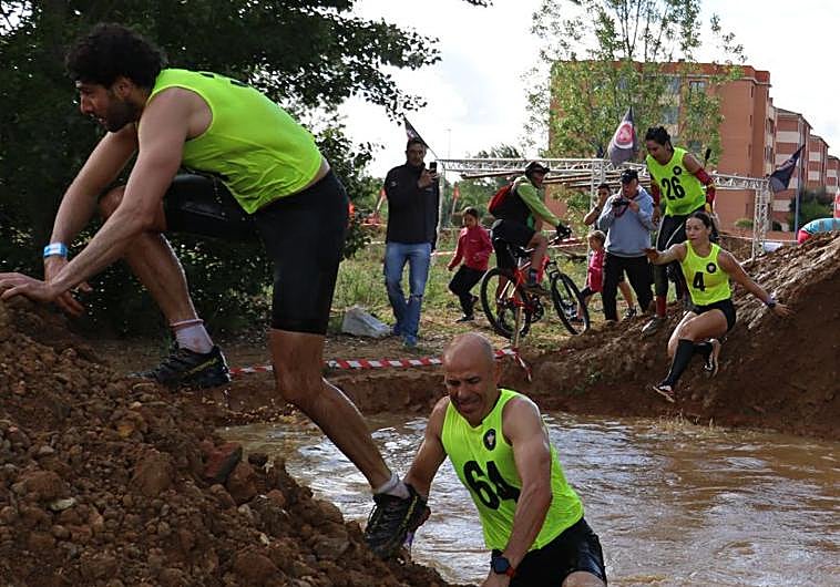 Imagen principal - Participantes en la Farinato Race.