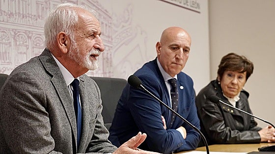 Pérez-Reverte, Luis Mateo Diez y demás académicos de la RAE celebrarán un pleno en León