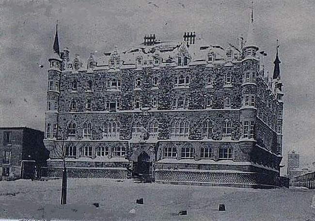 Casa Botines'in 20. yüzyılın başlarındaki çizimi.