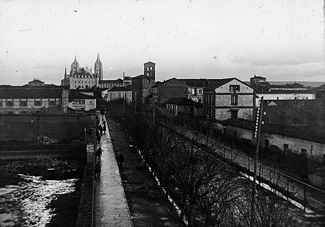 Botines'in Bernesga Nehri'nden görünümü ve aradaki birincil genişleme. 1900 yılı civarında.