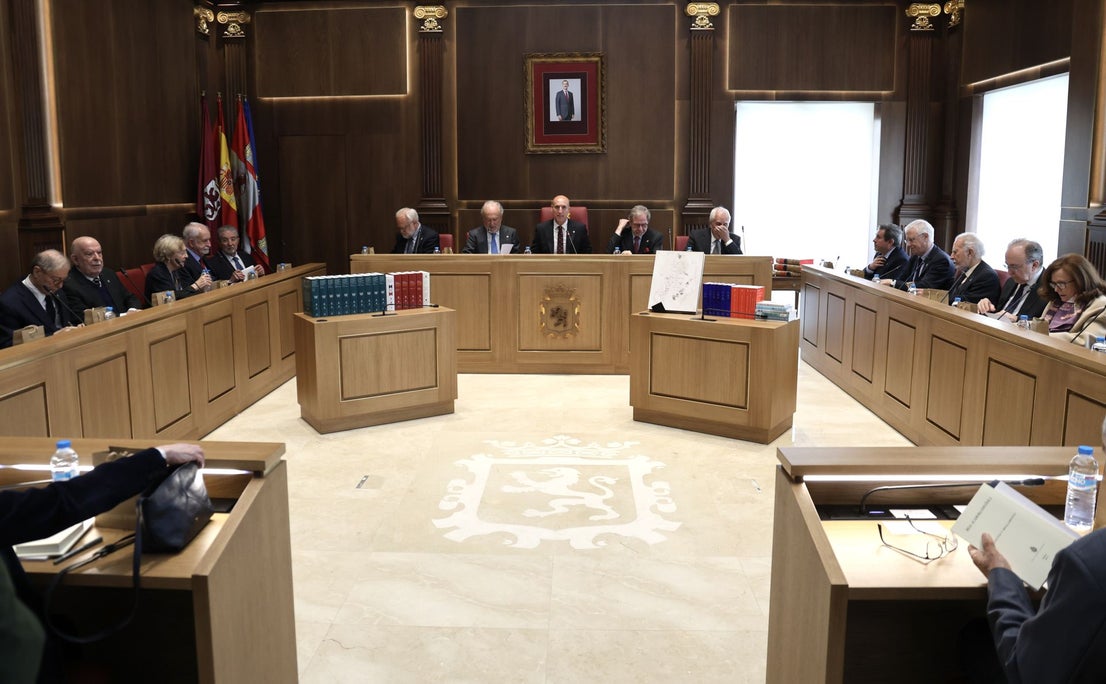 Las imágenes del pleno de la RAE en León