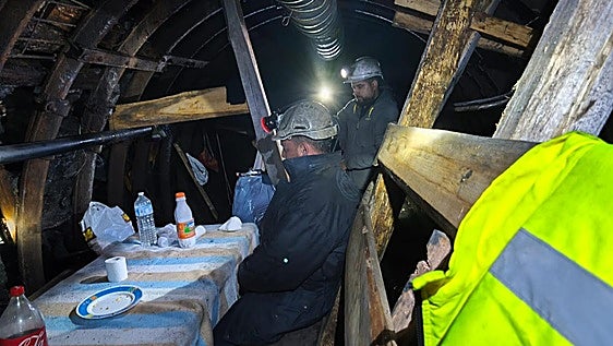 «Sabíamos cuándo entrábamos, pero no cuándo íbamos a salir»: Santiago, el minero leonés que se encerró a 300 metros