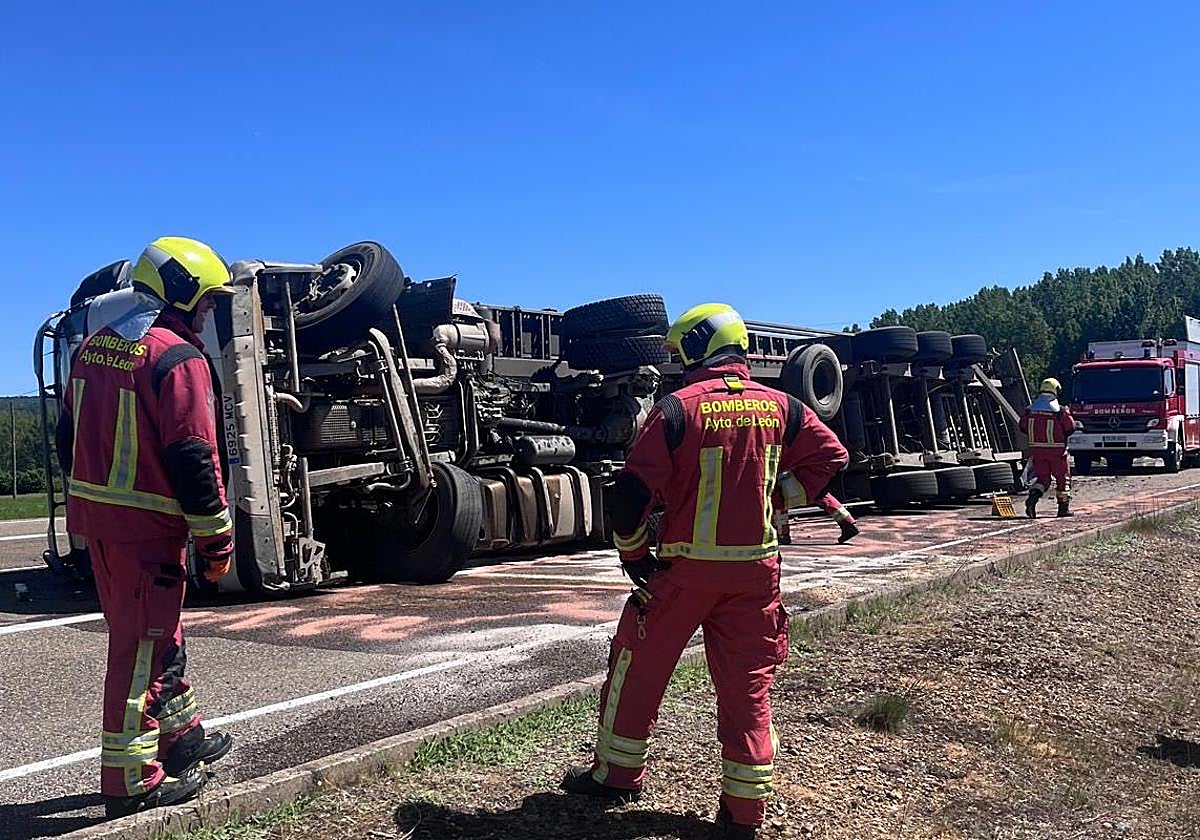 Un herido en el choque de un coche con un camión que transportaba ...
