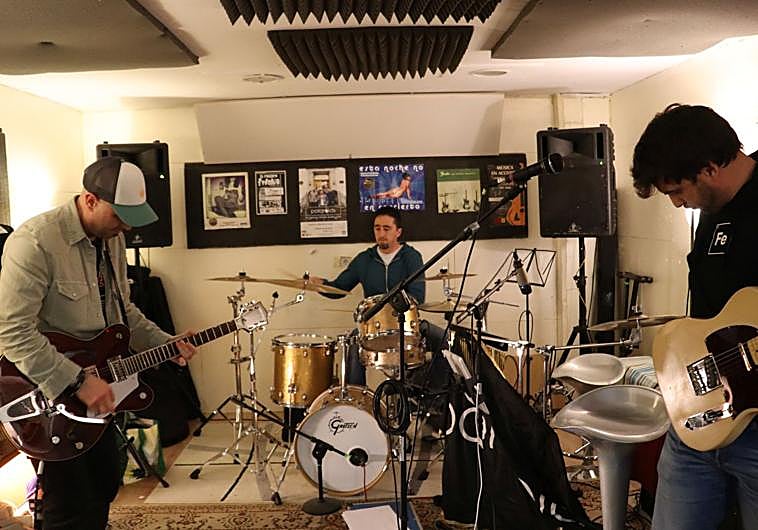 Imagen principal - Ensayo previo a la presentación del nuevo disco de Polaroids.