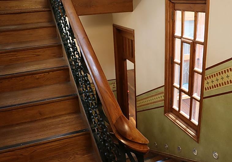 Imagen principal - Algunos detalles del interior de Casa Botines.