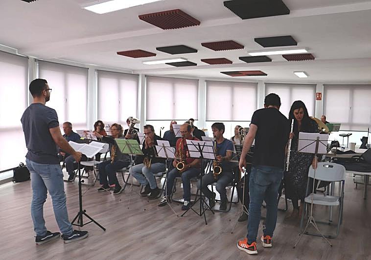 Imagen principal - Ensayo de la Big Band en Valverde de la Virgen.