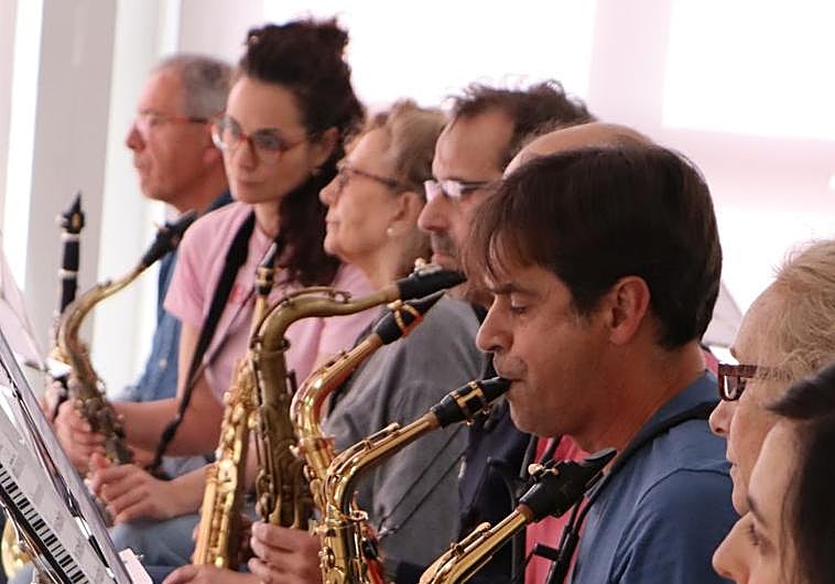 Imagen principal - Ensayo de la Big Band en Valverde de la Virgen.