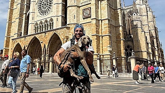 Un euro, una flexión: el reto solidario de un influencer que atraviesa la «impresionante» Catedral de León