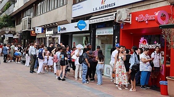 Colas de casi dos horas para adquirir un helado a un euro en la Fresería de León