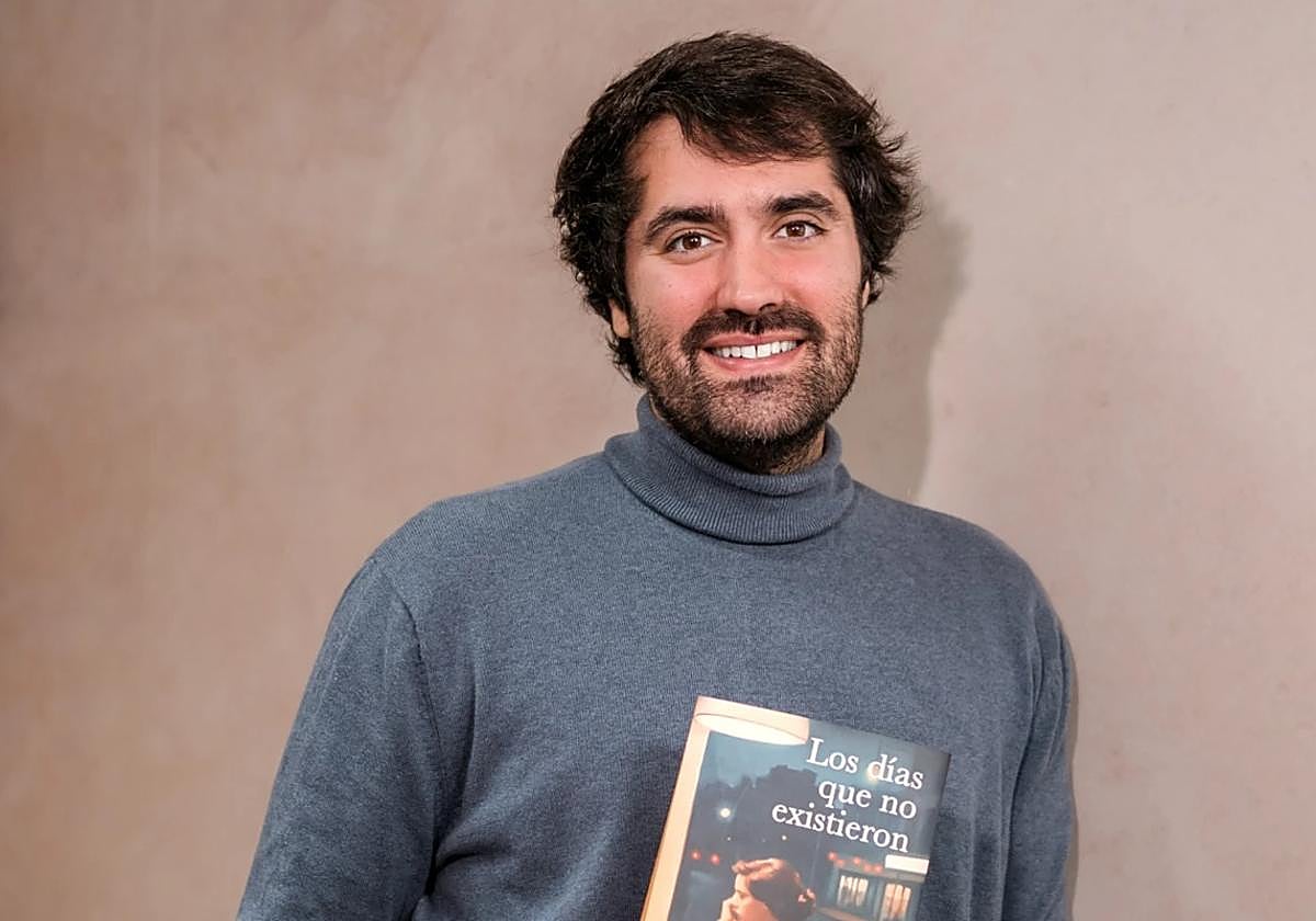 Daniel Ramírez con su novela 'Los días que no existieron'.