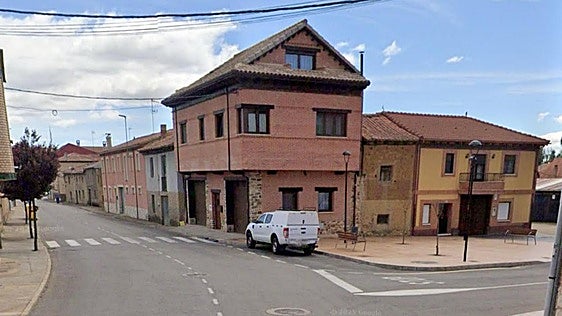 Una niña y otra mujer heridas tras chocar su vehículo contra una fachada en Azadinos