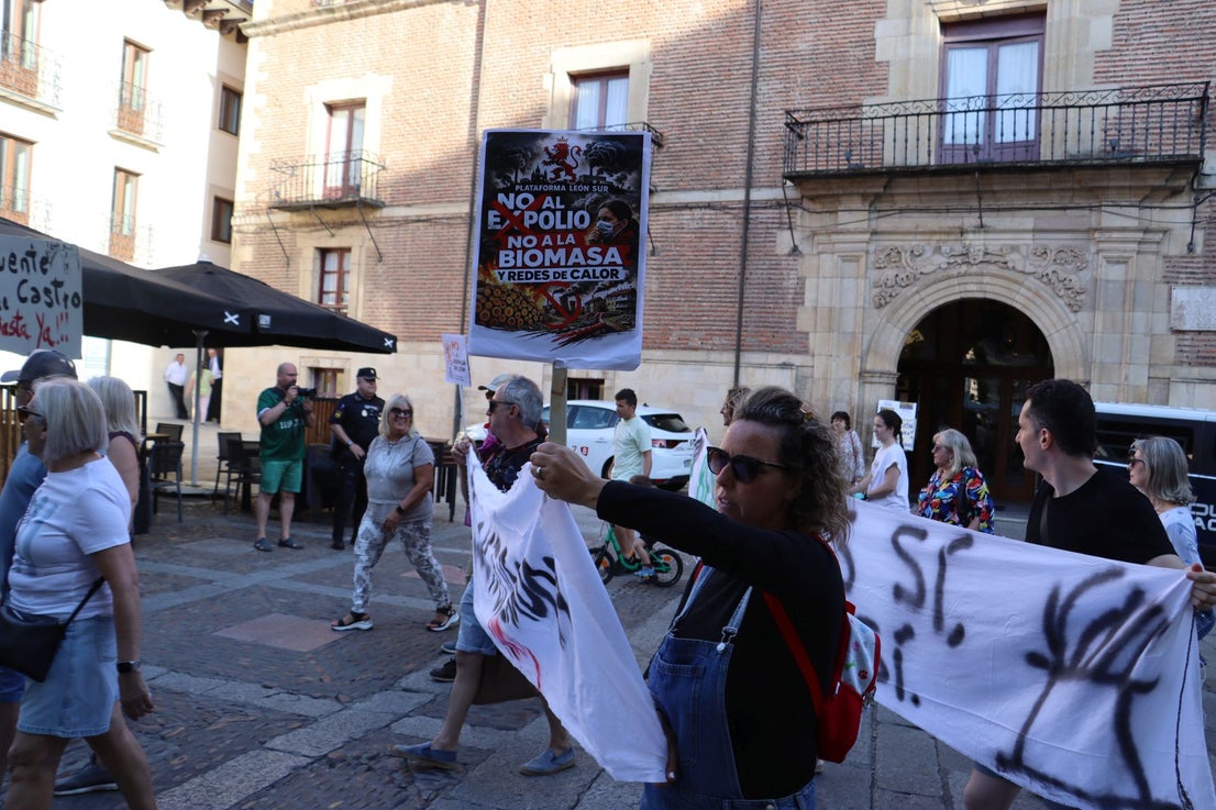 Las imágenes de la manifestación por la planta de biomasa en León