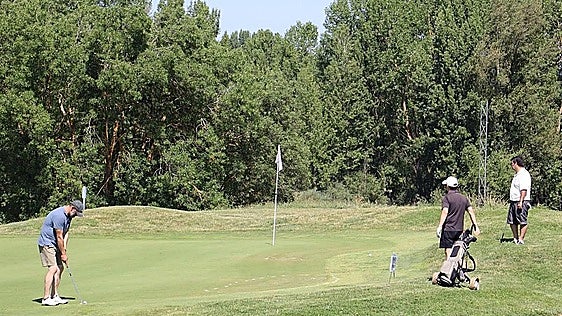 Disfruta de una jornada deportiva con el torneo de golf de Leonoticias