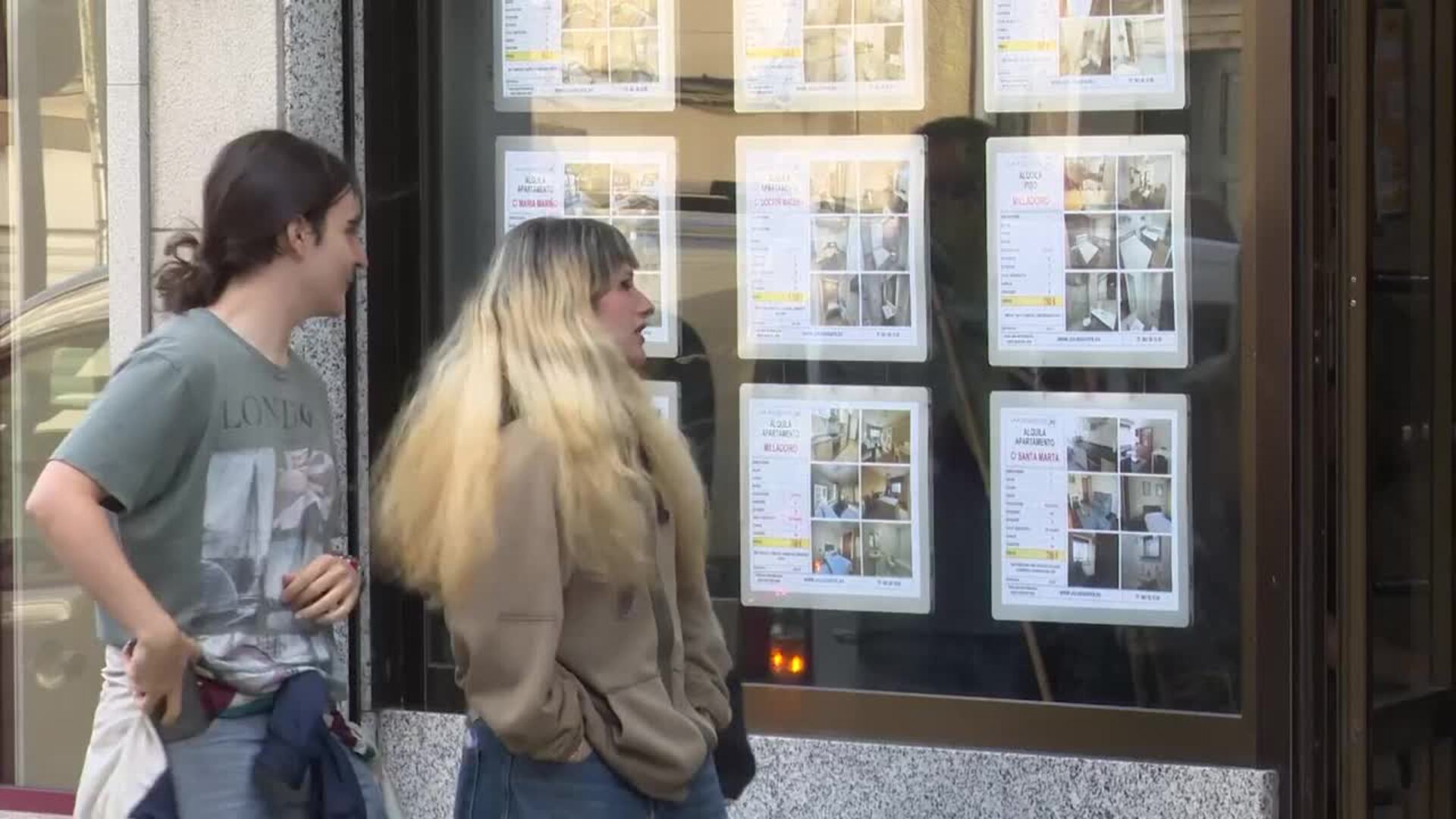 Decenas de estudiantes hacen cola desde la madrugada en Santiago para conseguir piso