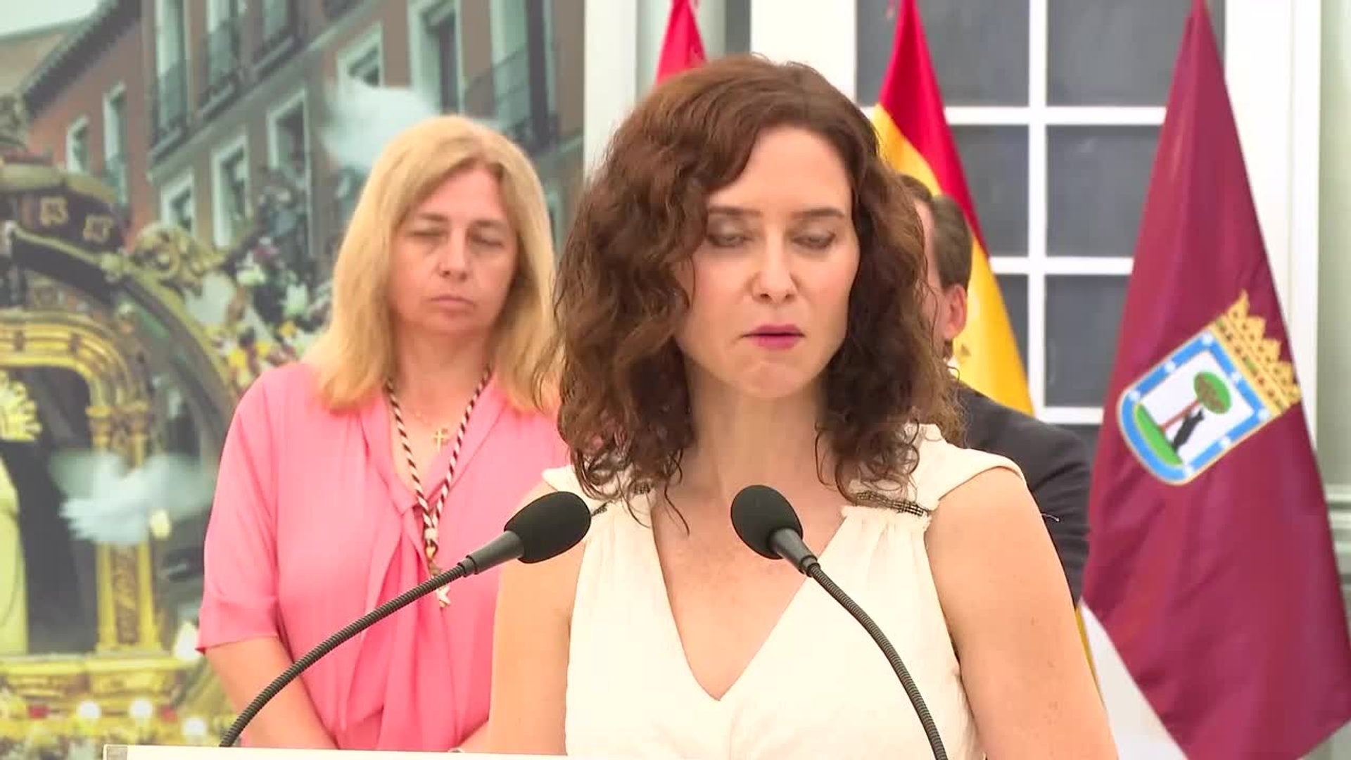 Ayuso se pregunta "cuántos ministros viven a costa de españoles"