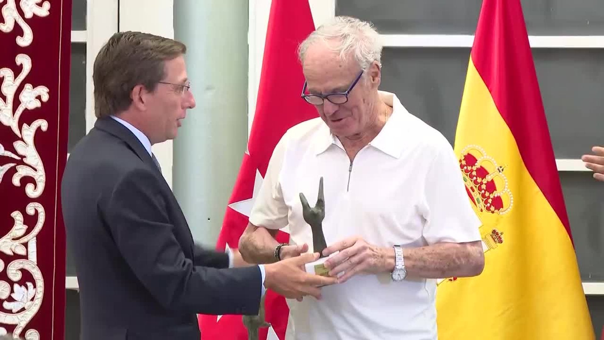 Galardonados reciben las 'Palomas de Bronce de Bomberos de Madrid' de 2026