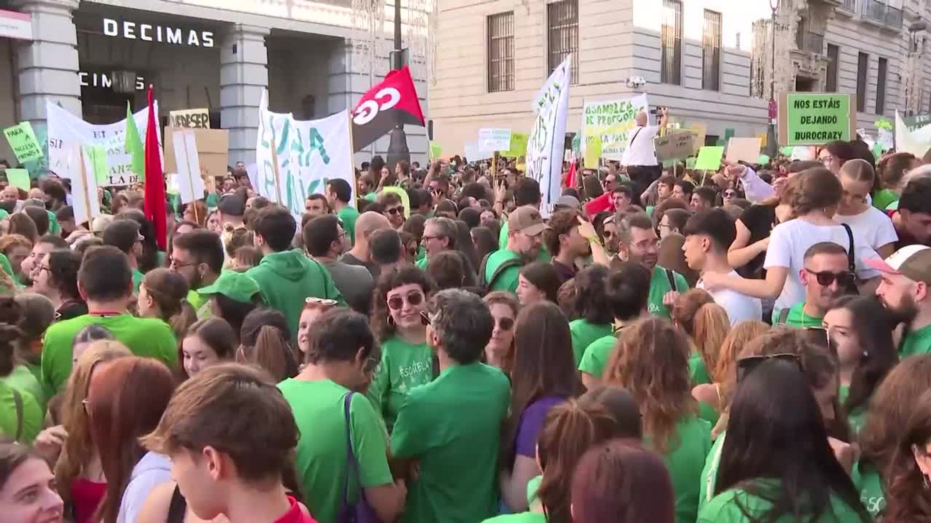 Miles de profesores y alumnos se concentran en Sol por una educación "de calidad"