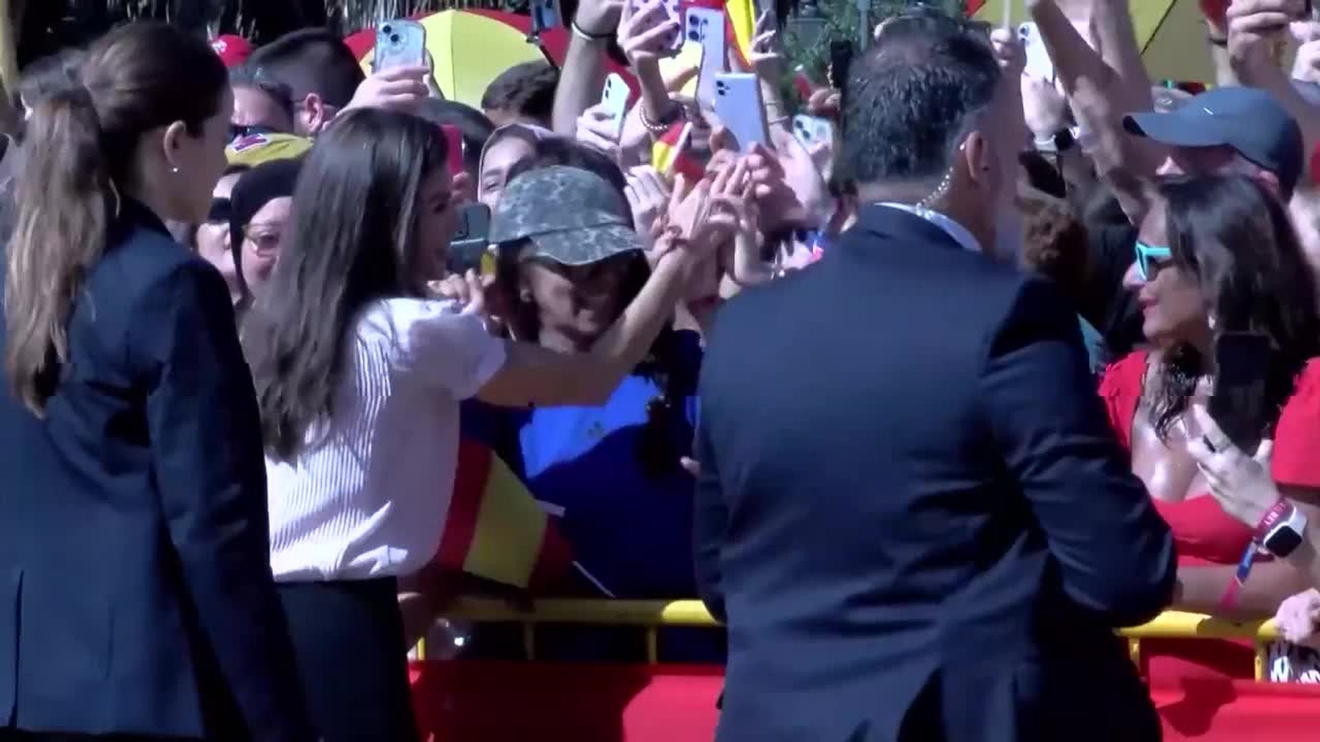 La Reina Letizia enamora en su primera visita a Melilla con blusa romántica y abanico en mano
