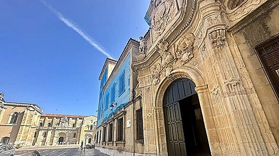 Cirugía láser para la fachada del siglo XVI de la Audiencia Provincial de León