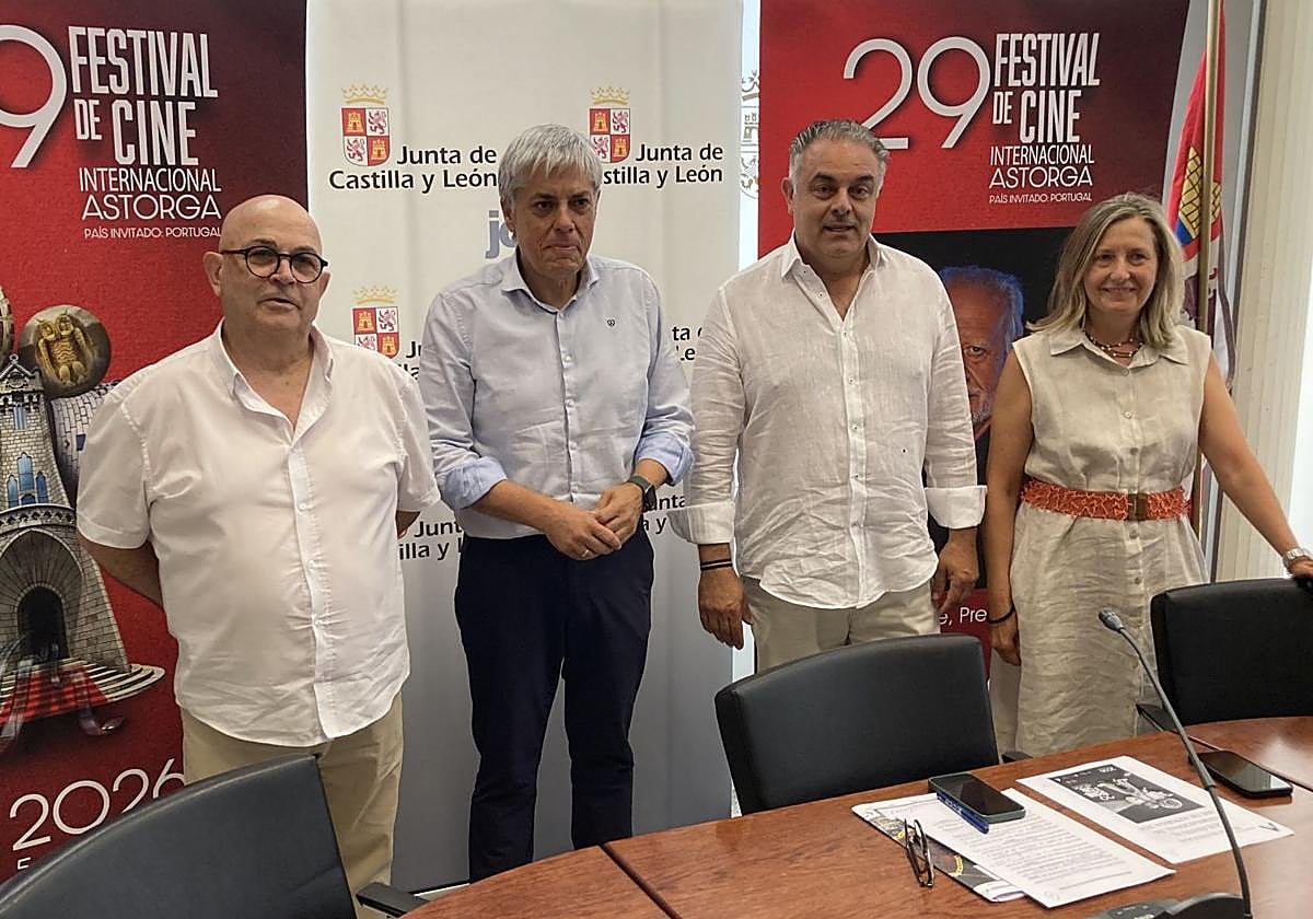 El delegado territorial de la Junta en León, Eduardo Diego, y el alcalde de Astorga, José Luis Nieto, presentan el XXIX Festival de Cine de Astorga.