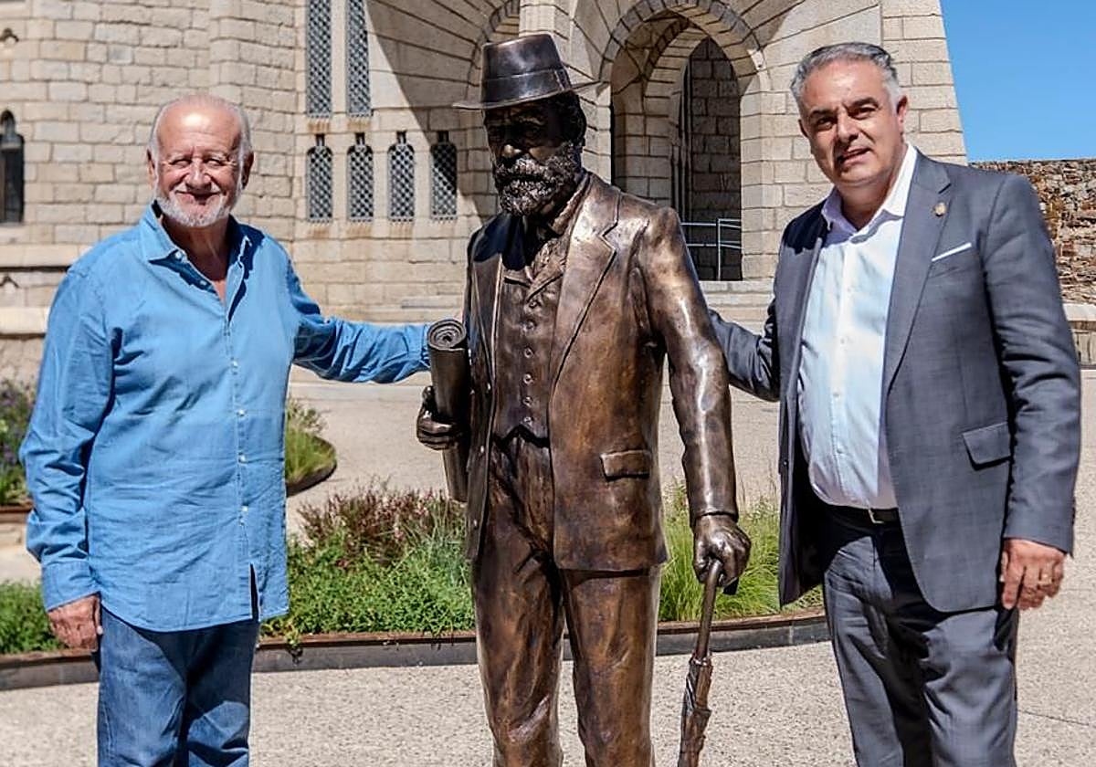 Juan Echanove junto al alcalde de Astorga en el Palacio Episcopal.