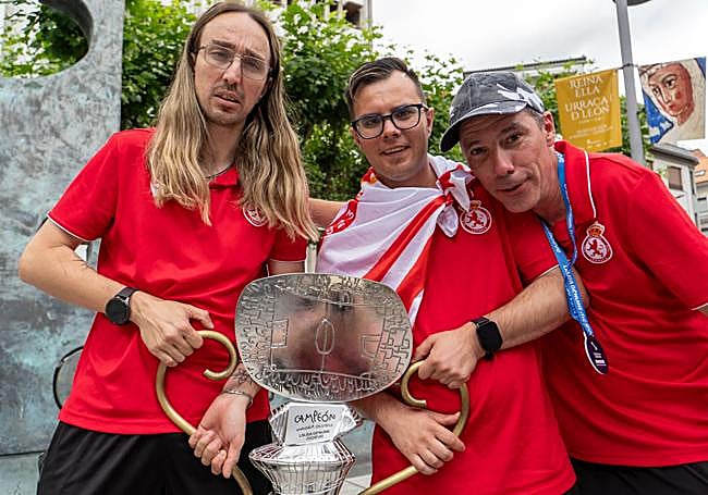 Tres jugadores de la Cultural celebran el título.
