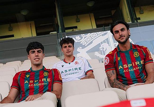 Imagen de las dos equipaciones.