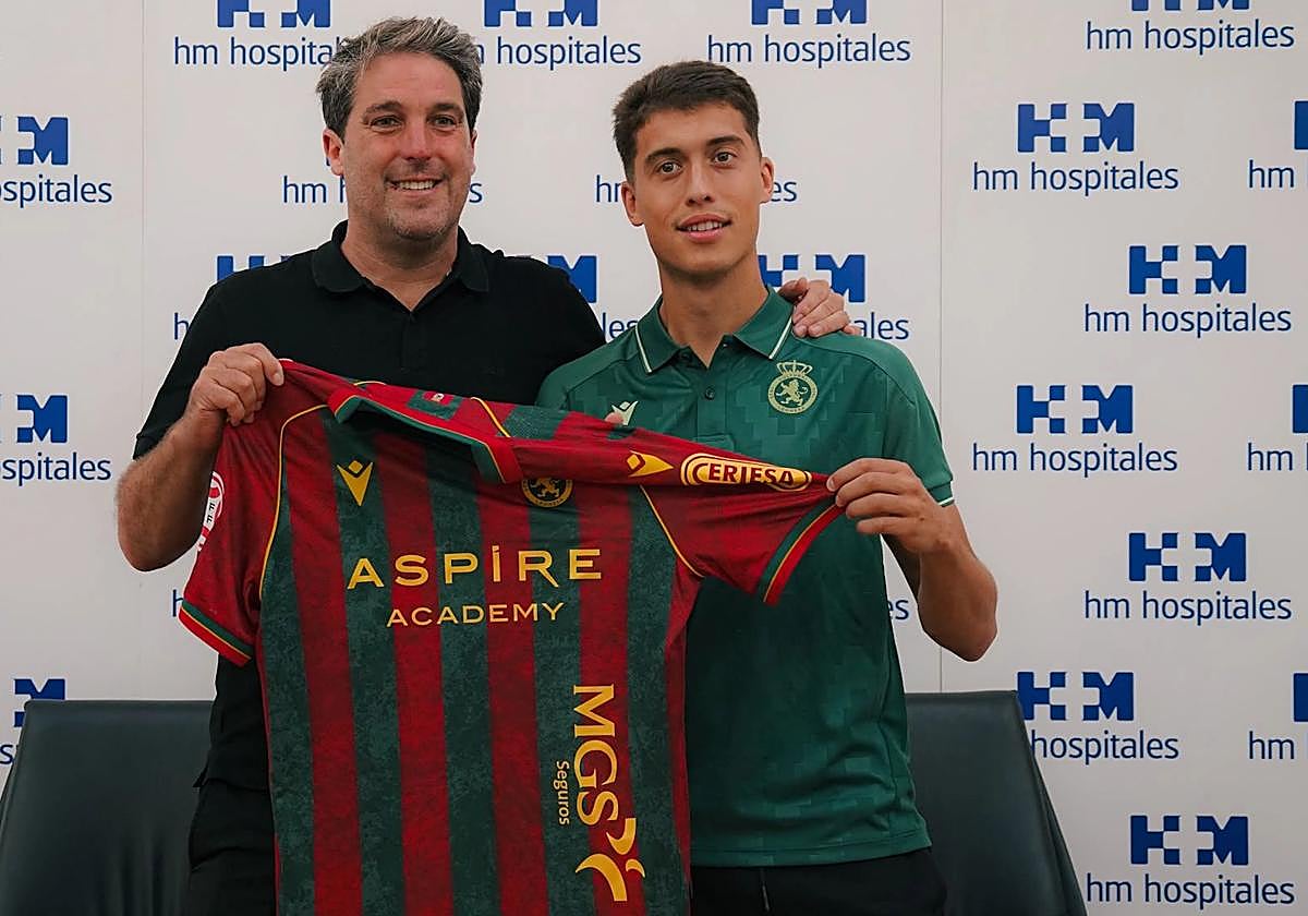 Iago López posa con la camiseta de la Cultural.
