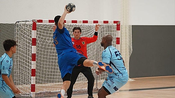 Las mejores imágenes del amistoso entre el Balonmano Cangas y el Ademar