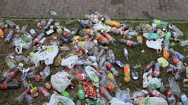 Las imágenes de la resaca del botellón de la noche de San Juan