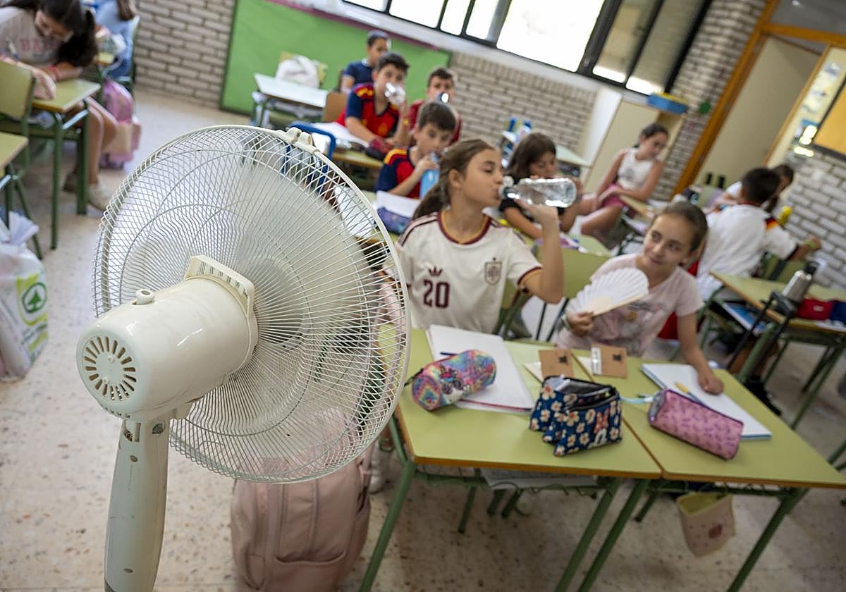 Imagen de archivo de un aula escolar durante la ola de calor.
