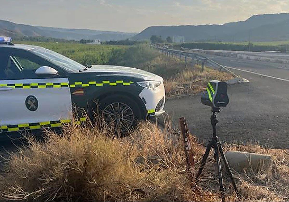 Imagen de archivo de un radar de la Guardia Civil en una carretera.