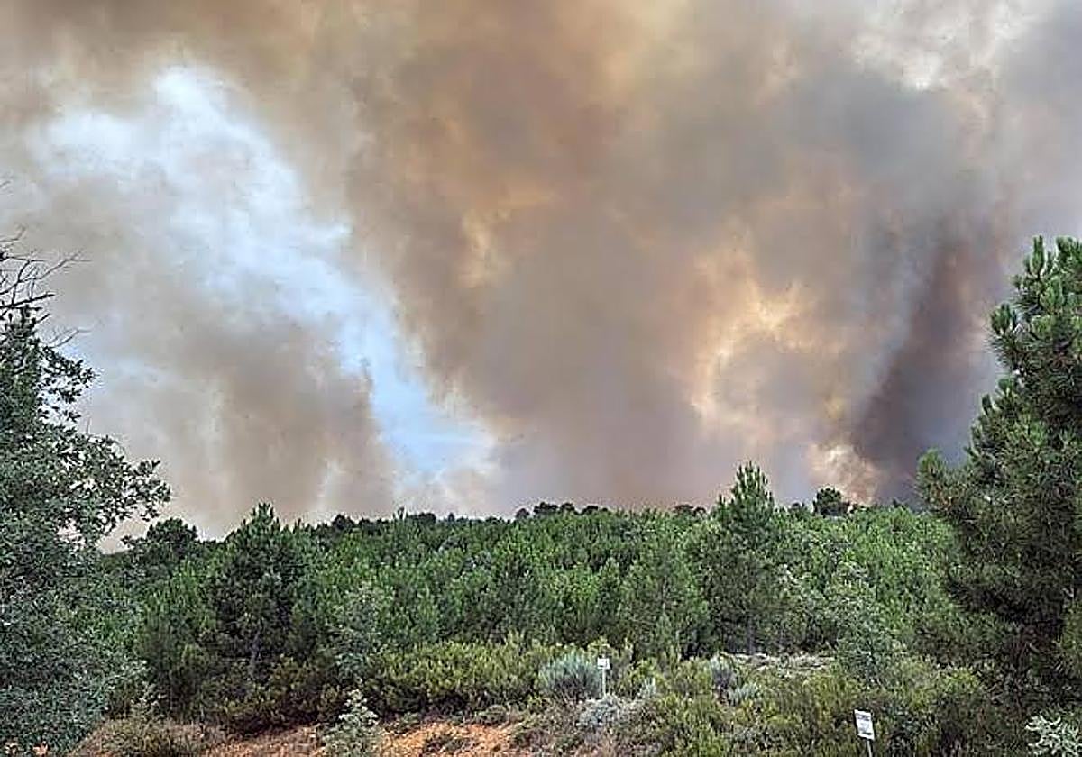 León afronta el miércoles con cuatro incendios activos y el operativo pendiente de los rayos