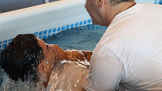 Una decisión personal ante miles de personas: así fue el bautismo público de los testigos de Jehová en León