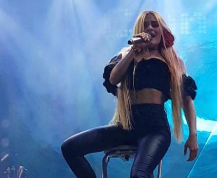 Imagen secundaria 1 - Imágenes de Andrea Camel actuando.